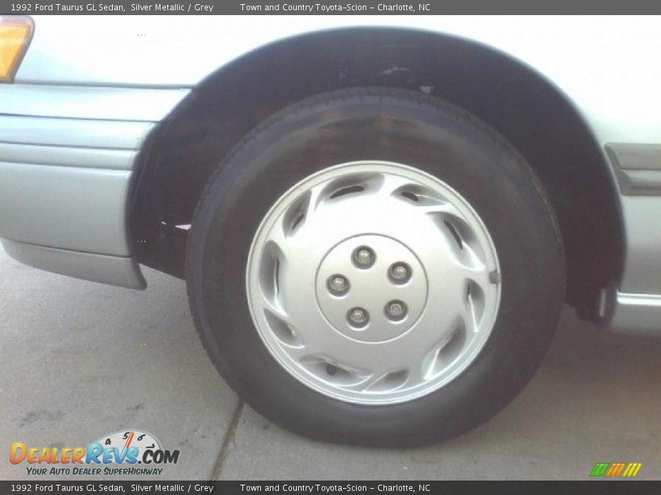 1992 Ford Taurus GL Sedan Silver Metallic / Grey Photo #3