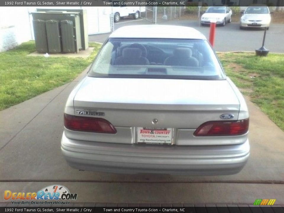 1992 Ford Taurus GL Sedan Silver Metallic / Grey Photo #4