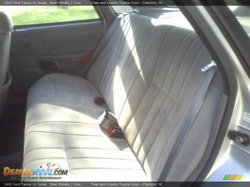 1992 Ford Taurus GL Sedan Silver Metallic / Grey Photo #7