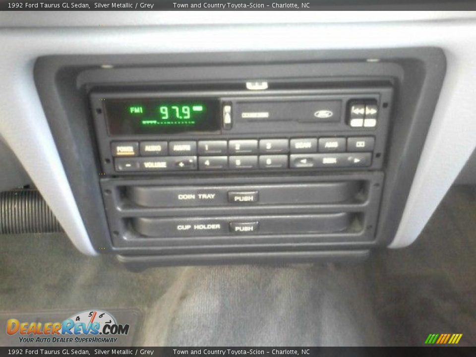 1992 Ford Taurus GL Sedan Silver Metallic / Grey Photo #8