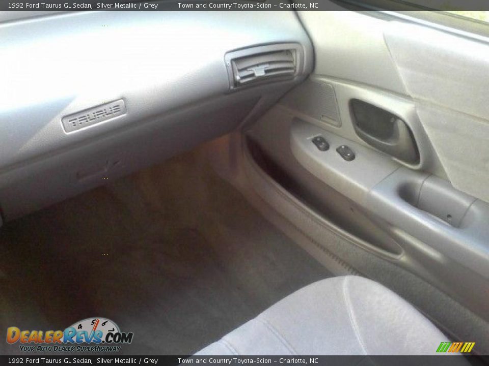 1992 Ford Taurus GL Sedan Silver Metallic / Grey Photo #11