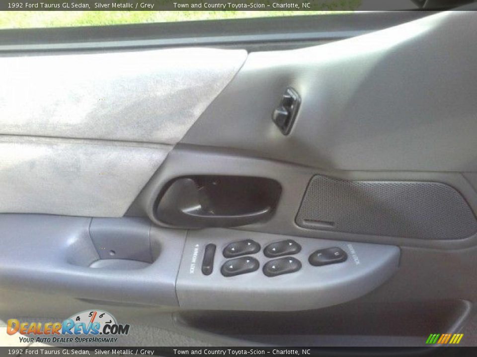 1992 Ford Taurus GL Sedan Silver Metallic / Grey Photo #12