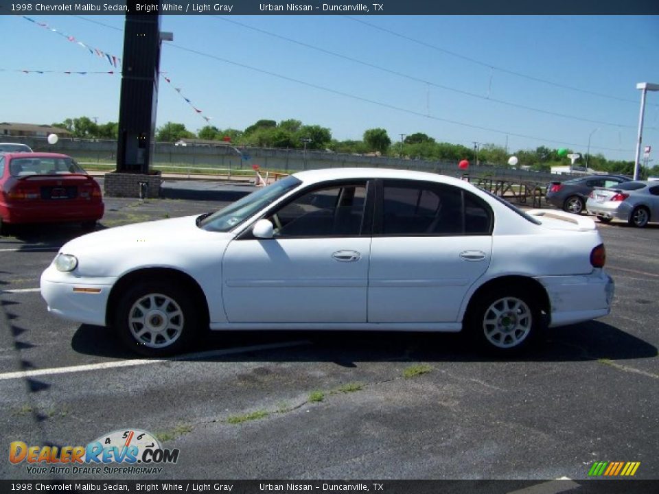 1998 Chevrolet Malibu Sedan Bright White / Light Gray Photo #1