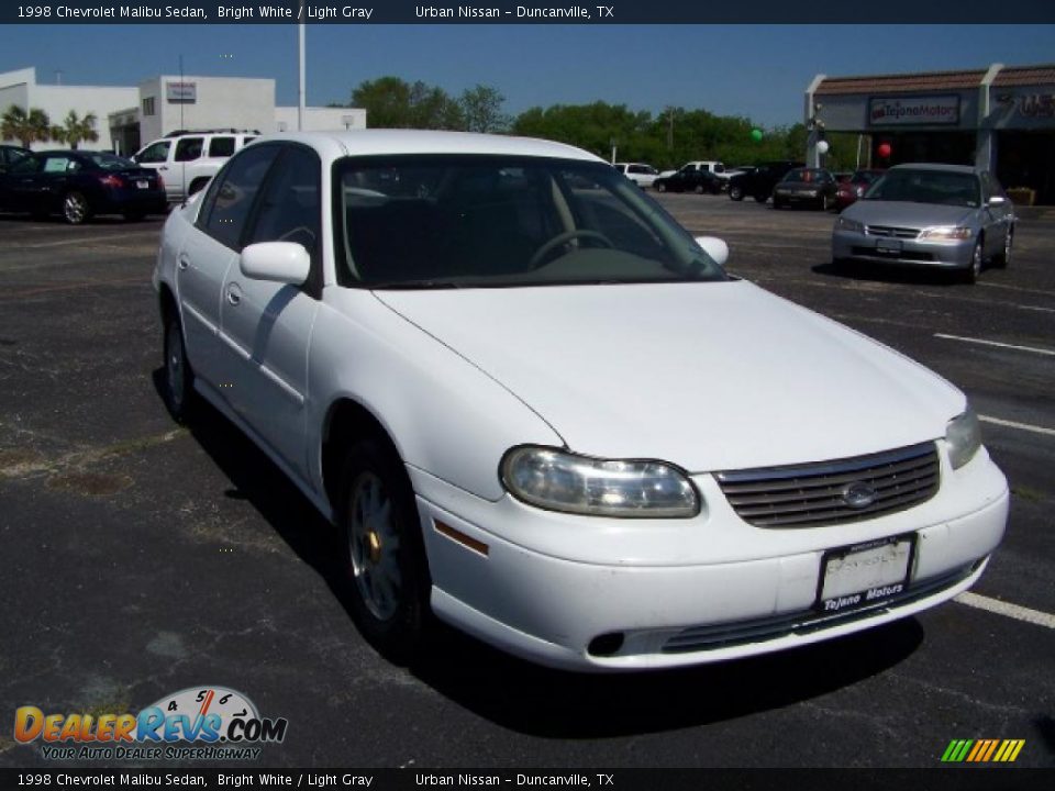 1998 Chevrolet Malibu Sedan Bright White / Light Gray Photo #3
