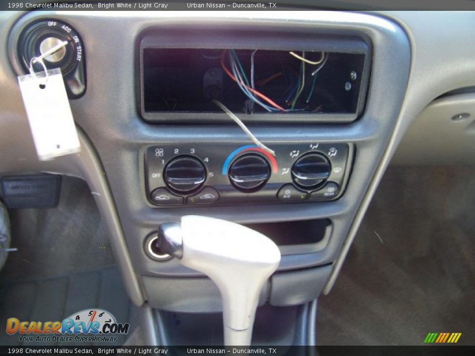 1998 Chevrolet Malibu Sedan Bright White / Light Gray Photo #11