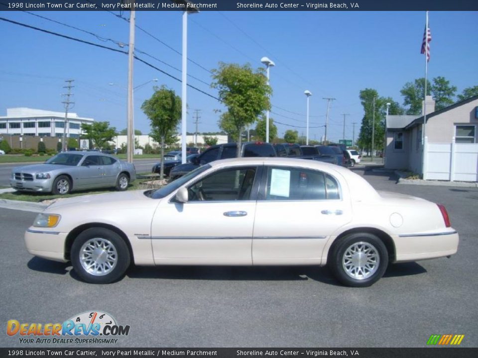 1998 Lincoln Town Car Cartier Ivory Pearl Metallic / Medium Parchment Photo #2