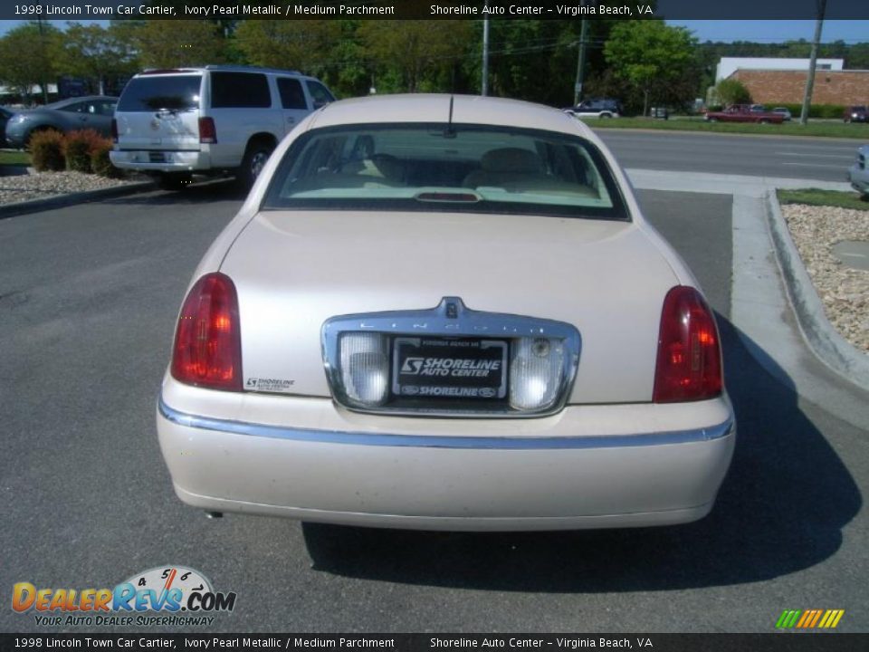 1998 Lincoln Town Car Cartier Ivory Pearl Metallic / Medium Parchment Photo #4
