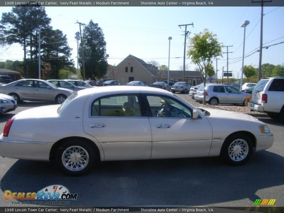 1998 Lincoln Town Car Cartier Ivory Pearl Metallic / Medium Parchment Photo #6