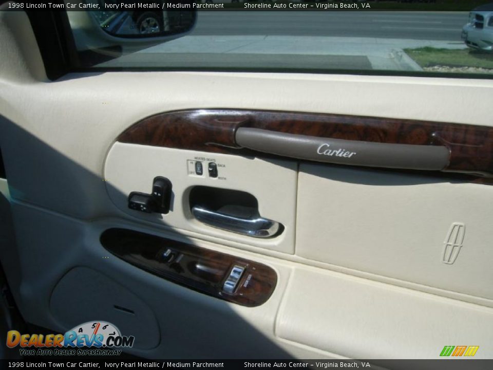 1998 Lincoln Town Car Cartier Ivory Pearl Metallic / Medium Parchment Photo #11
