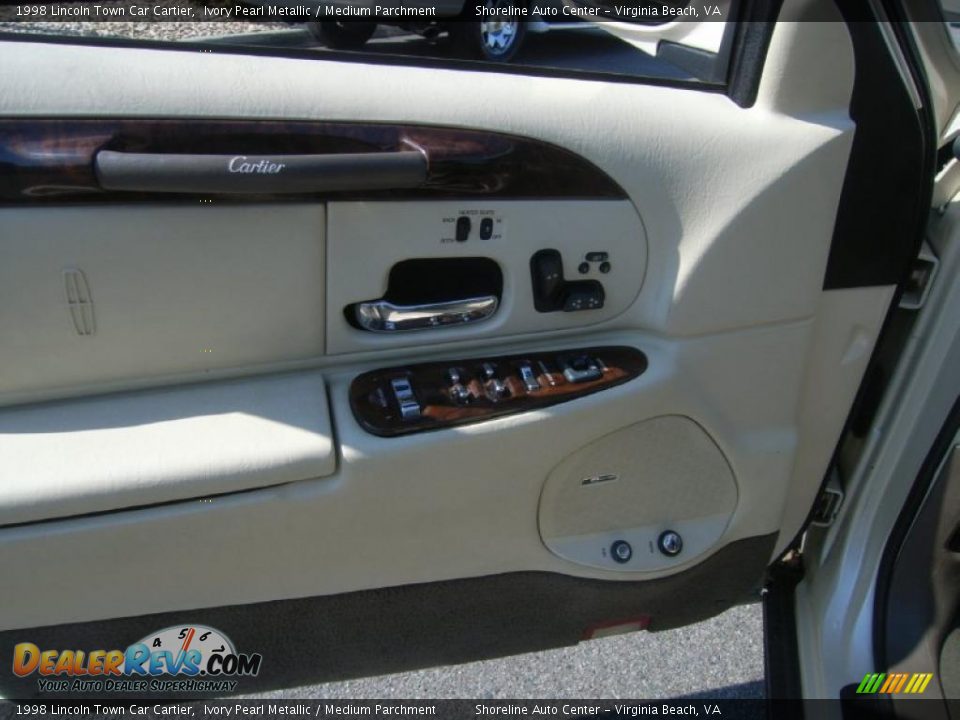 1998 Lincoln Town Car Cartier Ivory Pearl Metallic / Medium Parchment Photo #12