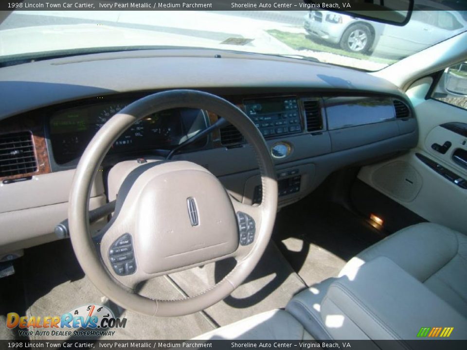 1998 Lincoln Town Car Cartier Ivory Pearl Metallic / Medium Parchment Photo #14