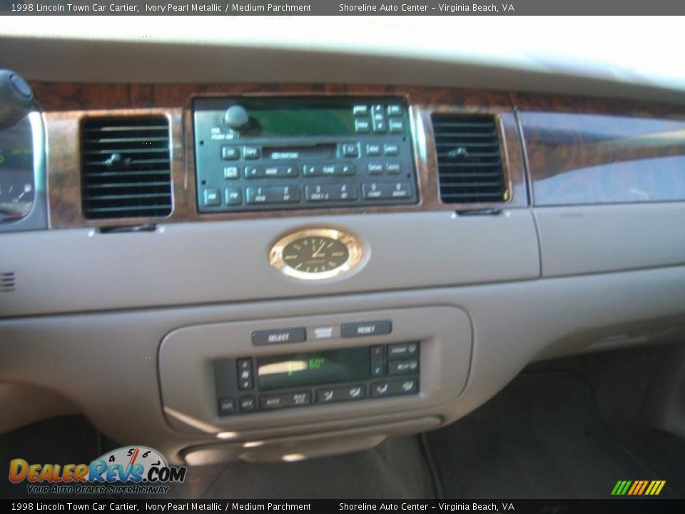 1998 Lincoln Town Car Cartier Ivory Pearl Metallic / Medium Parchment Photo #15