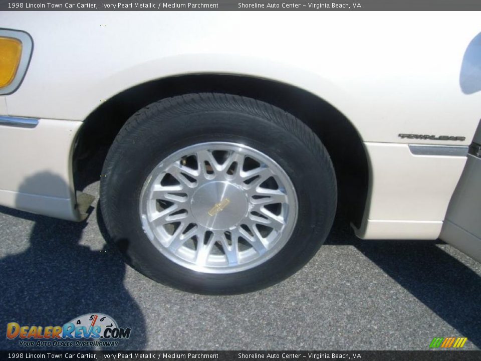 1998 Lincoln Town Car Cartier Ivory Pearl Metallic / Medium Parchment Photo #20