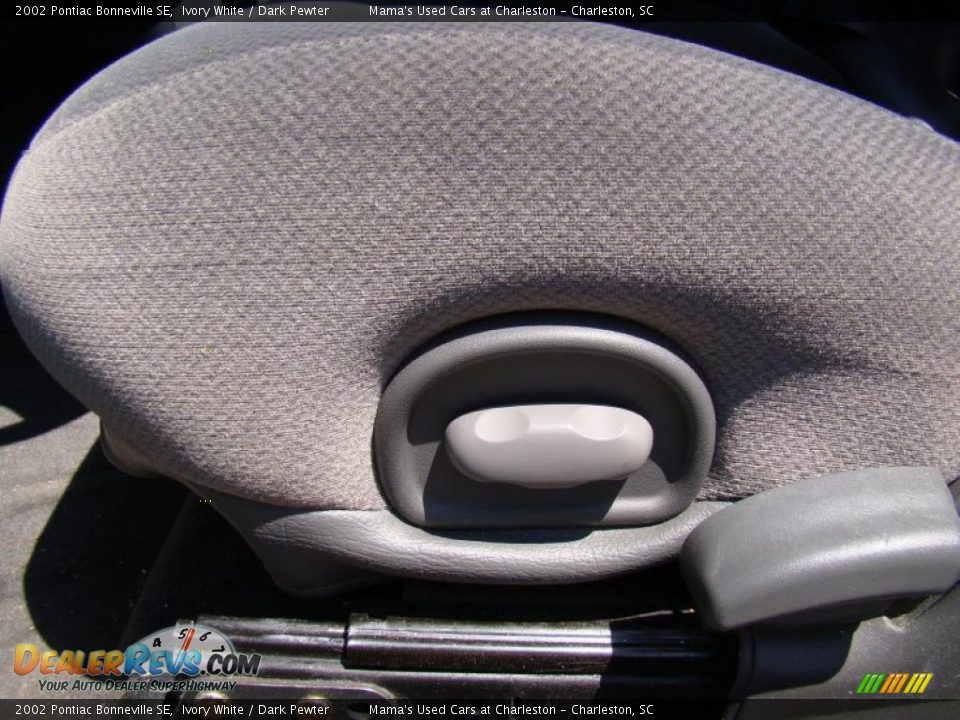 2002 Pontiac Bonneville SE Ivory White / Dark Pewter Photo #11