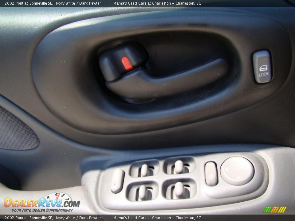 2002 Pontiac Bonneville SE Ivory White / Dark Pewter Photo #21