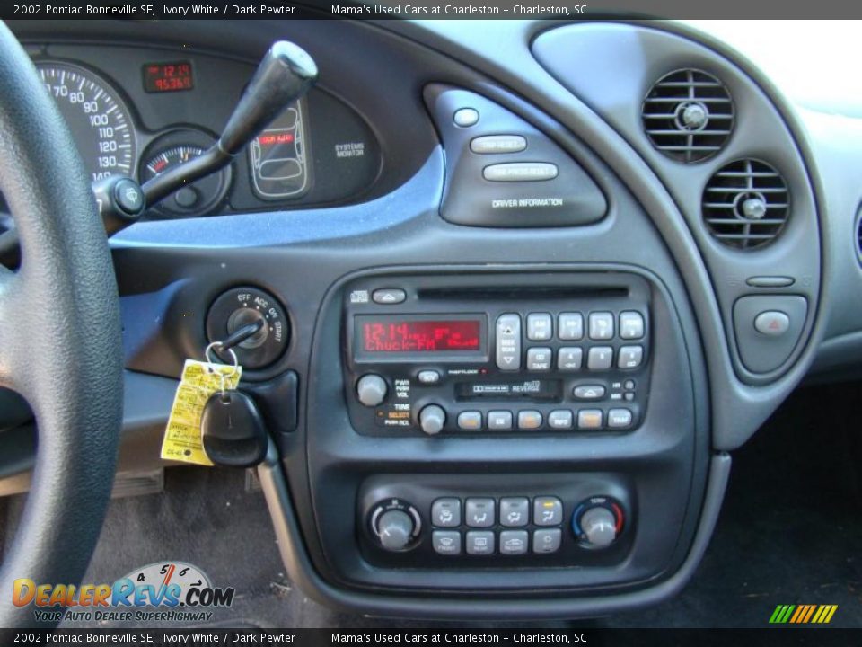 2002 Pontiac Bonneville SE Ivory White / Dark Pewter Photo #22