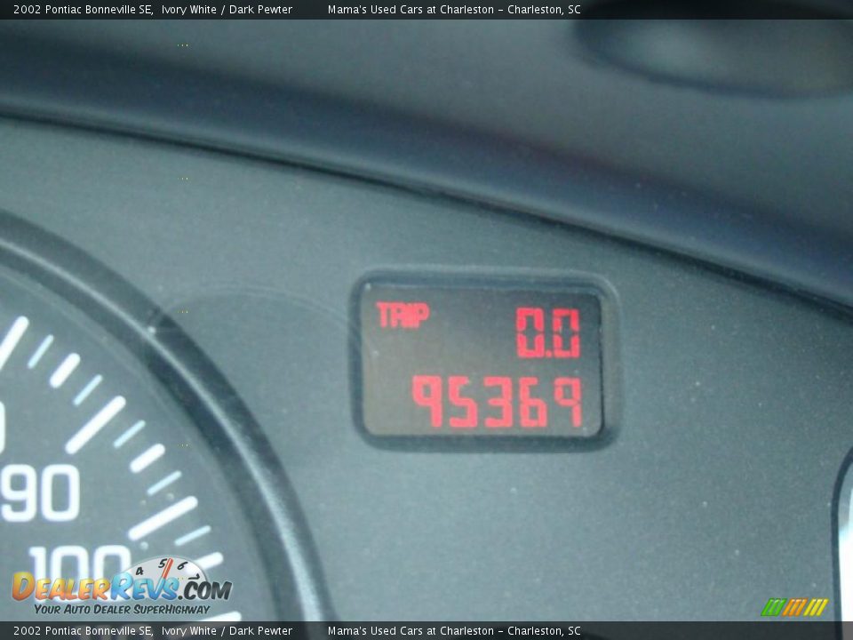 2002 Pontiac Bonneville SE Ivory White / Dark Pewter Photo #24