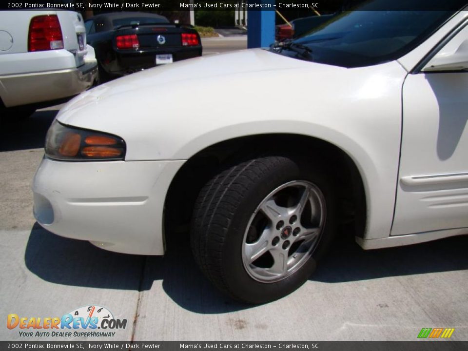 2002 Pontiac Bonneville SE Ivory White / Dark Pewter Photo #29