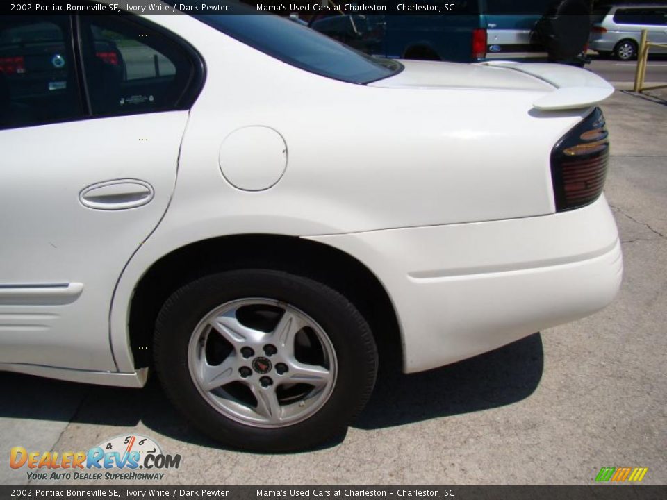 2002 Pontiac Bonneville SE Ivory White / Dark Pewter Photo #30