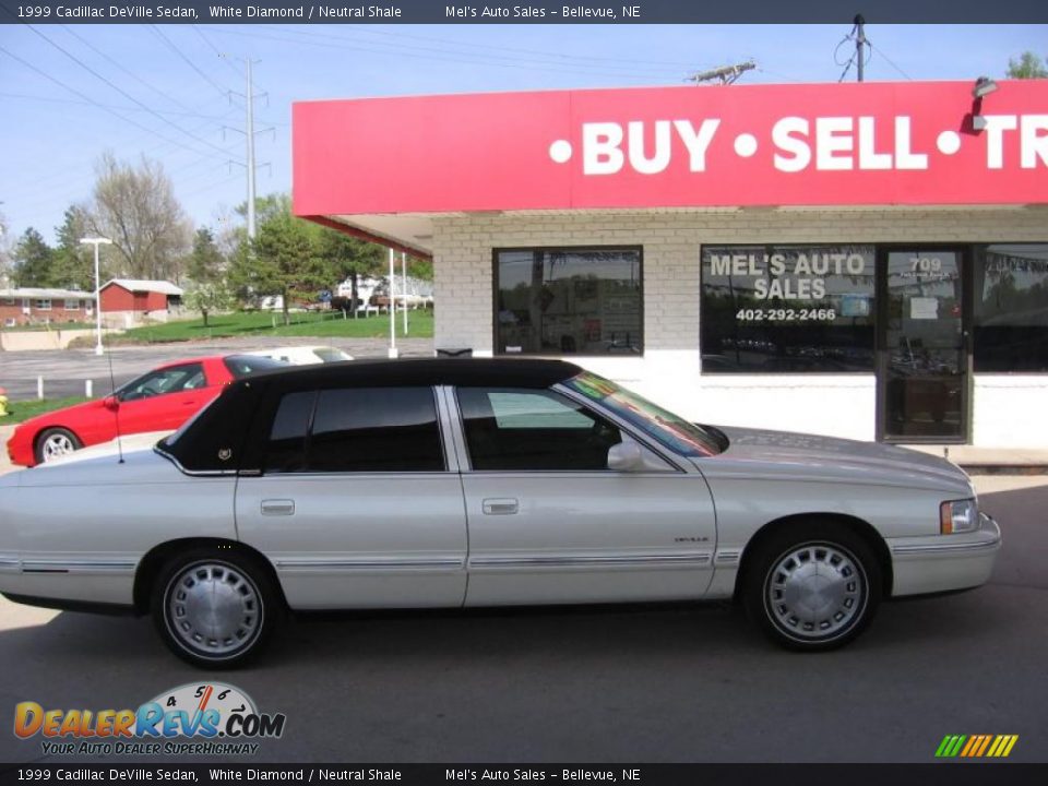 1999 Cadillac DeVille Sedan White Diamond / Neutral Shale Photo #4