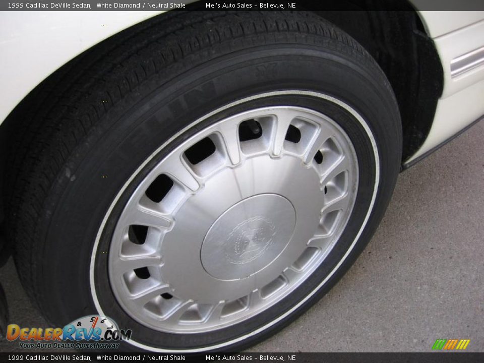 1999 Cadillac DeVille Sedan White Diamond / Neutral Shale Photo #5