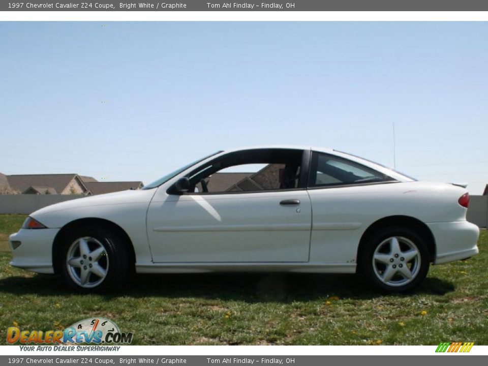 1997 Chevrolet Cavalier Z24 Coupe Bright White / Graphite Photo #2