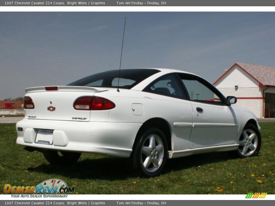 1997 Chevrolet Cavalier Z24 Coupe Bright White / Graphite Photo #5