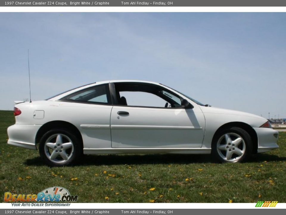 1997 Chevrolet Cavalier Z24 Coupe Bright White / Graphite Photo #6