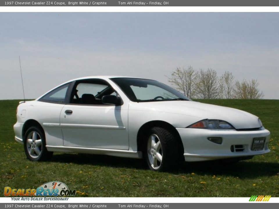 1997 Chevrolet Cavalier Z24 Coupe Bright White / Graphite Photo #7