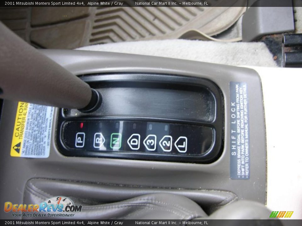 2001 Mitsubishi Montero Sport Limited 4x4 Alpine White / Gray Photo #17