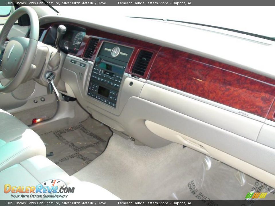 2005 Lincoln Town Car Signature Silver Birch Metallic / Dove Photo #30