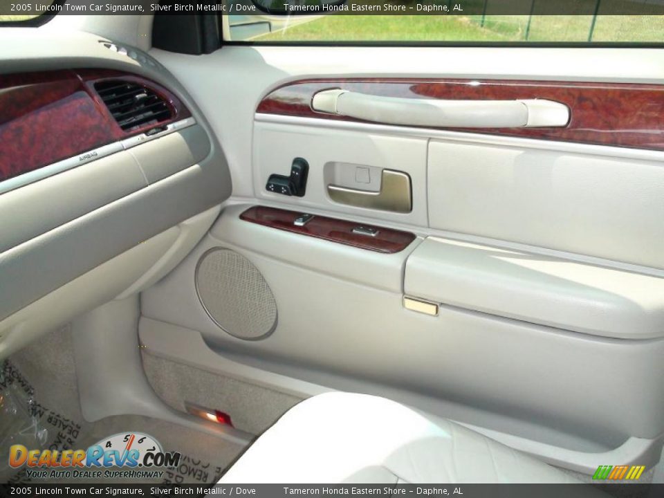 2005 Lincoln Town Car Signature Silver Birch Metallic / Dove Photo #31