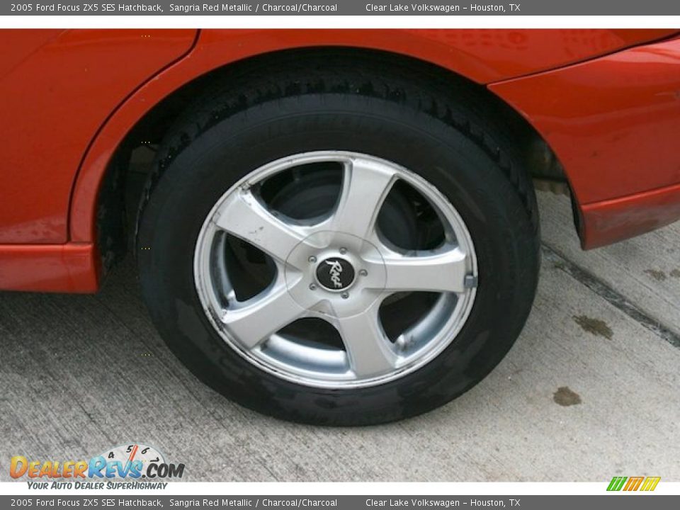 2005 Ford Focus ZX5 SES Hatchback Sangria Red Metallic / Charcoal/Charcoal Photo #14