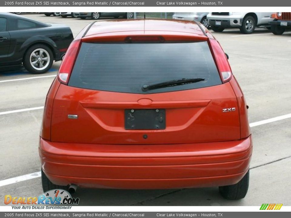 2005 Ford Focus ZX5 SES Hatchback Sangria Red Metallic / Charcoal/Charcoal Photo #15