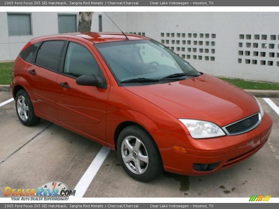 2005 Ford Focus ZX5 SES Hatchback Sangria Red Metallic / Charcoal/Charcoal Photo #18