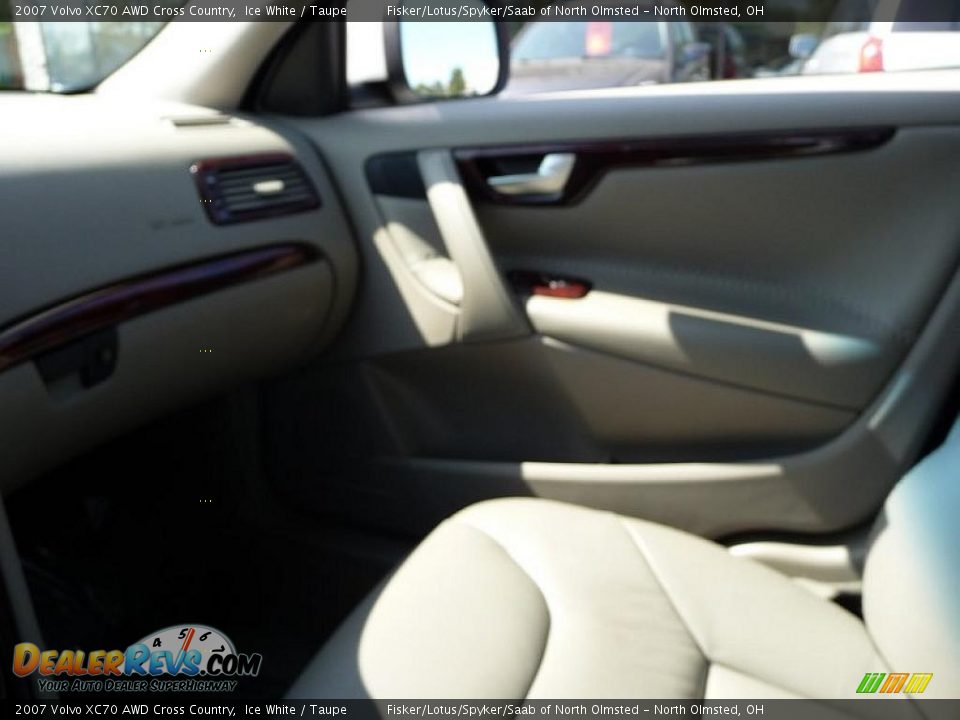 2007 Volvo XC70 AWD Cross Country Ice White / Taupe Photo #18
