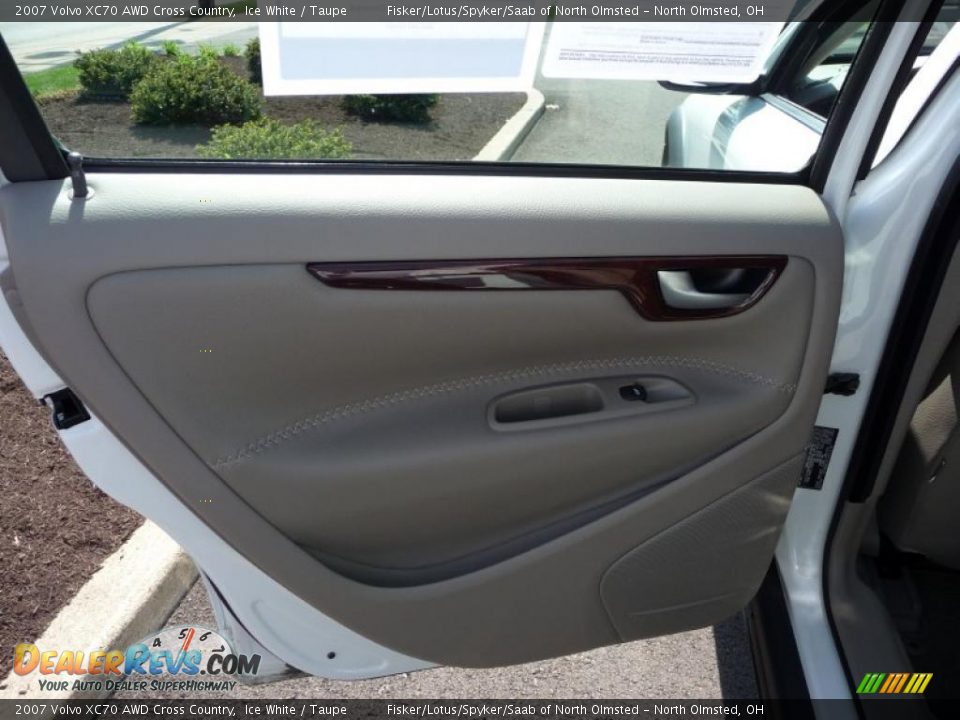 2007 Volvo XC70 AWD Cross Country Ice White / Taupe Photo #19