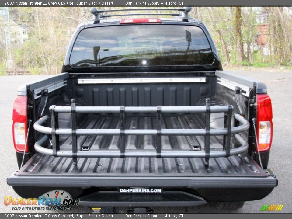 2007 Nissan Frontier LE Crew Cab 4x4 Super Black / Desert Photo #7