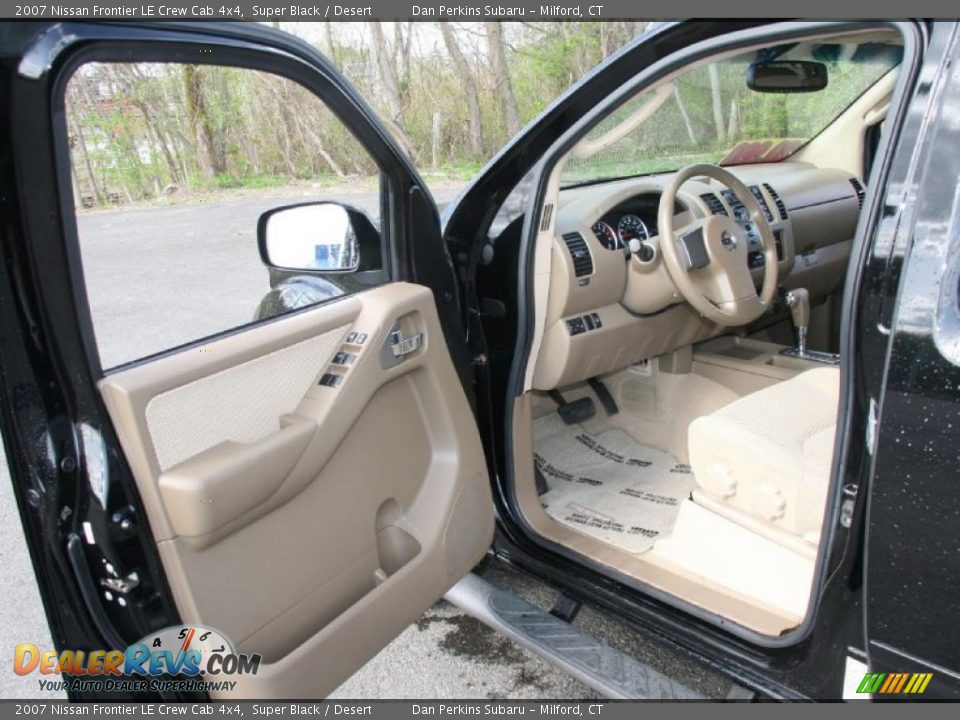 2007 Nissan Frontier LE Crew Cab 4x4 Super Black / Desert Photo #10
