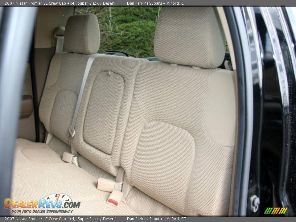 2007 Nissan Frontier LE Crew Cab 4x4 Super Black / Desert Photo #12