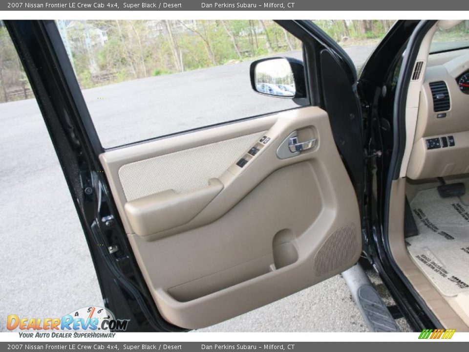 2007 Nissan Frontier LE Crew Cab 4x4 Super Black / Desert Photo #13