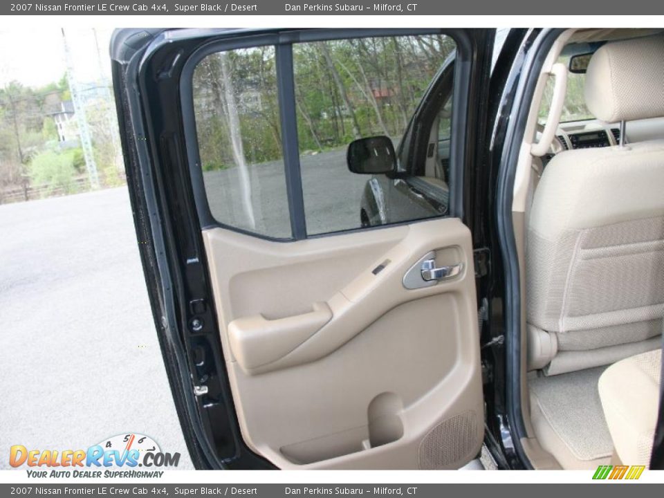 2007 Nissan Frontier LE Crew Cab 4x4 Super Black / Desert Photo #14
