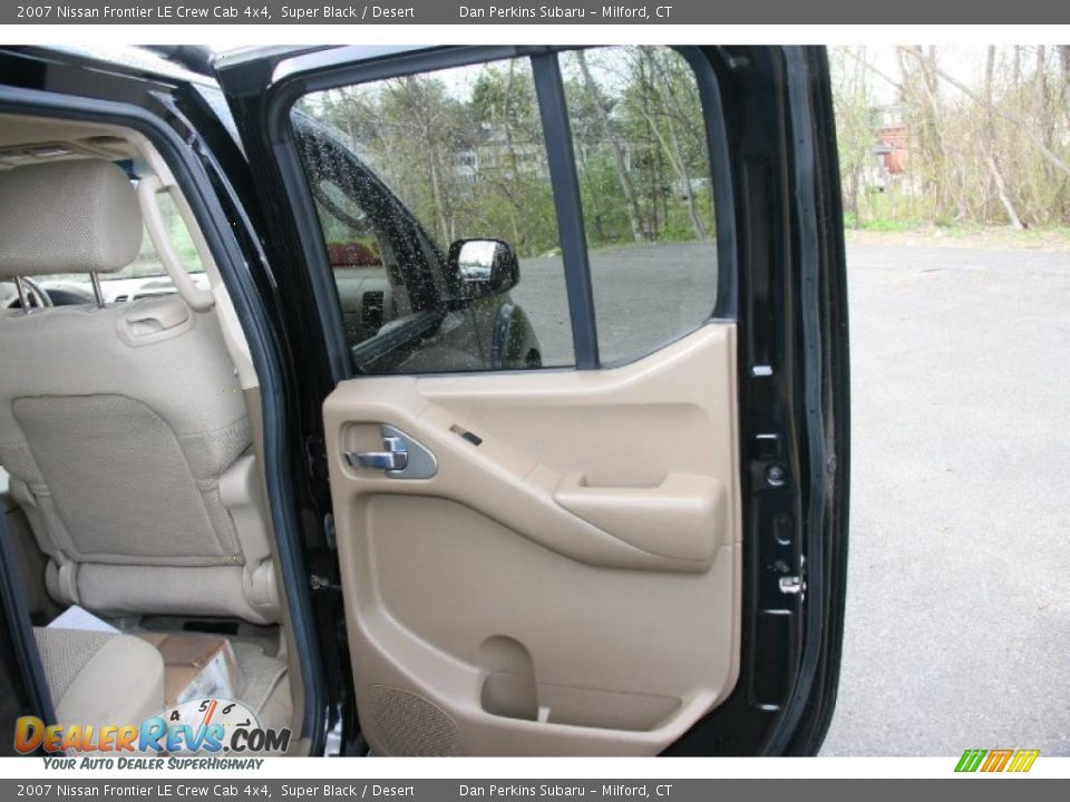 2007 Nissan Frontier LE Crew Cab 4x4 Super Black / Desert Photo #15