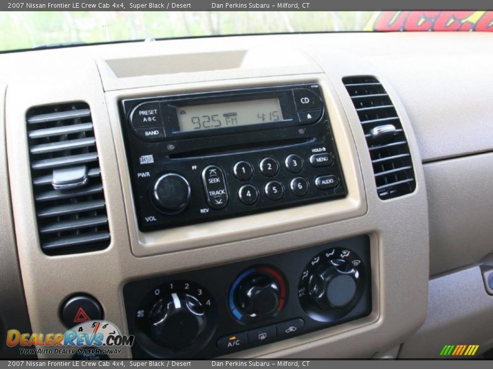 2007 Nissan Frontier LE Crew Cab 4x4 Super Black / Desert Photo #22