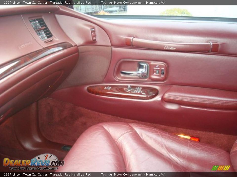 1997 Lincoln Town Car Cartier Toreador Red Metallic / Red Photo #18
