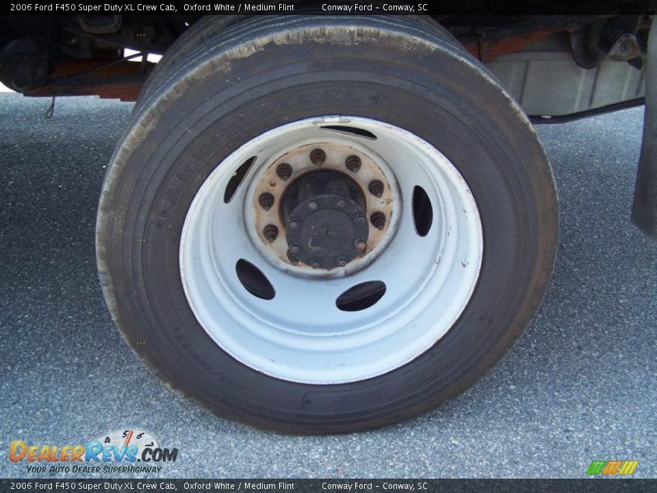2006 Ford F450 Super Duty XL Crew Cab Oxford White / Medium Flint Photo #9