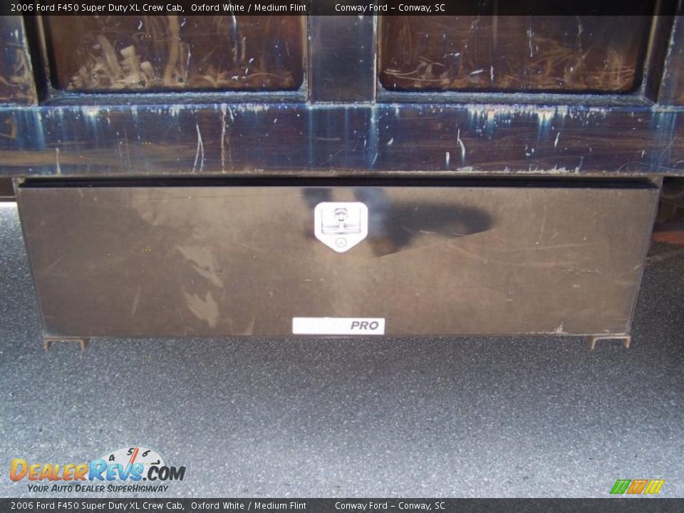 2006 Ford F450 Super Duty XL Crew Cab Oxford White / Medium Flint Photo #10