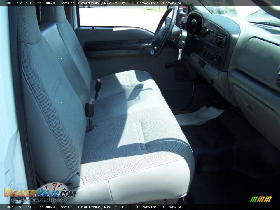 2006 Ford F450 Super Duty XL Crew Cab Oxford White / Medium Flint Photo #15