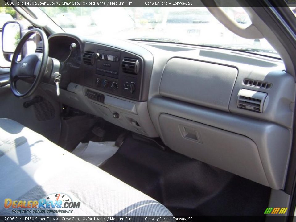 2006 Ford F450 Super Duty XL Crew Cab Oxford White / Medium Flint Photo #16