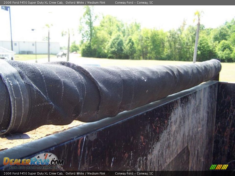 2006 Ford F450 Super Duty XL Crew Cab Oxford White / Medium Flint Photo #17